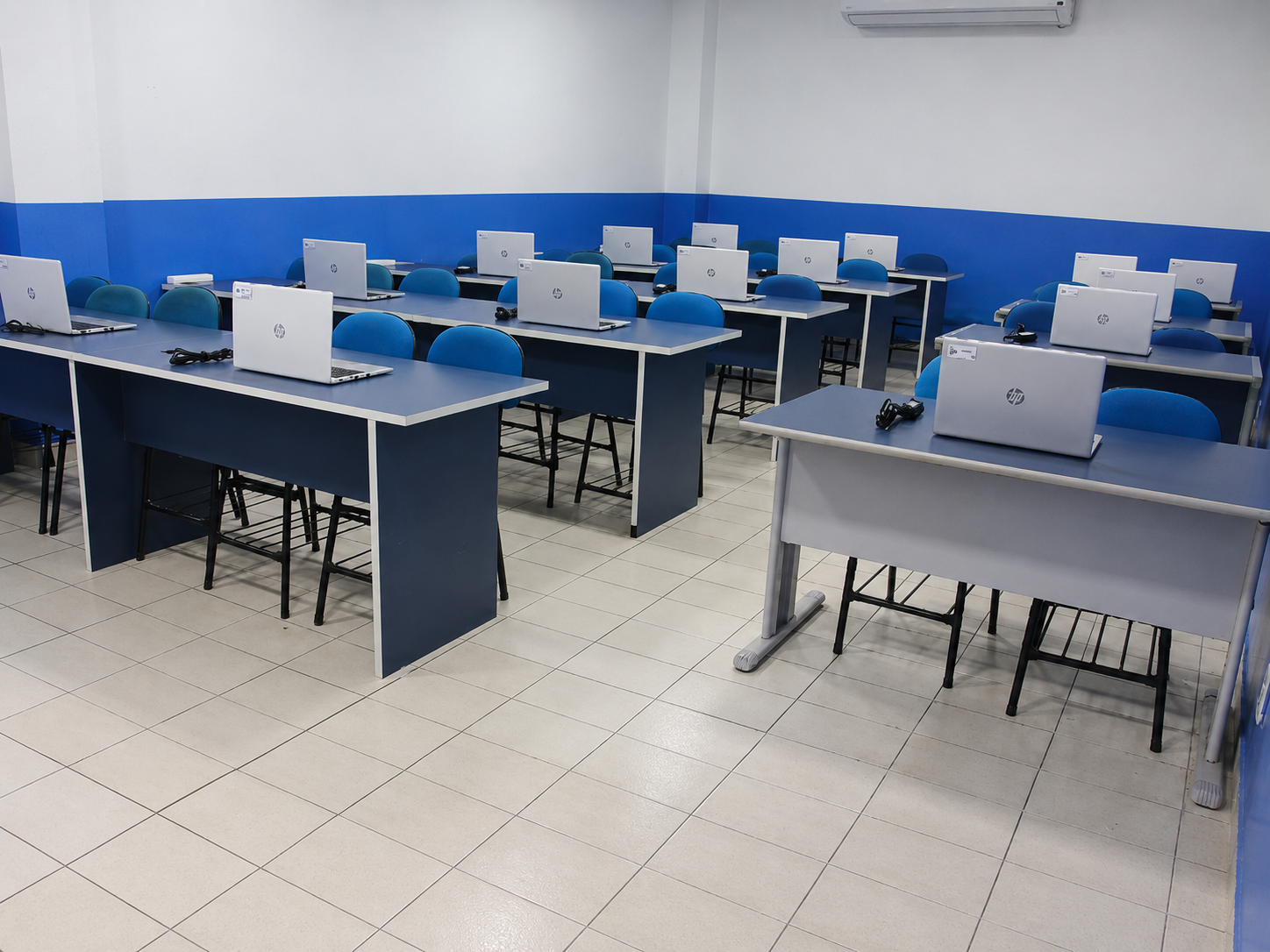 Laboratório de sistemas computacionais para simulação em ambientais industriais